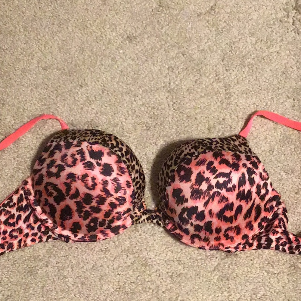 Victoria’s Secret bombshell miraculous plunge bra